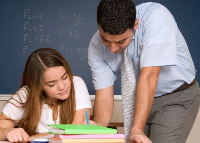 Khi nào phụ huynh nên tìm gia sư lớp 12 ở Hà Nội cho con